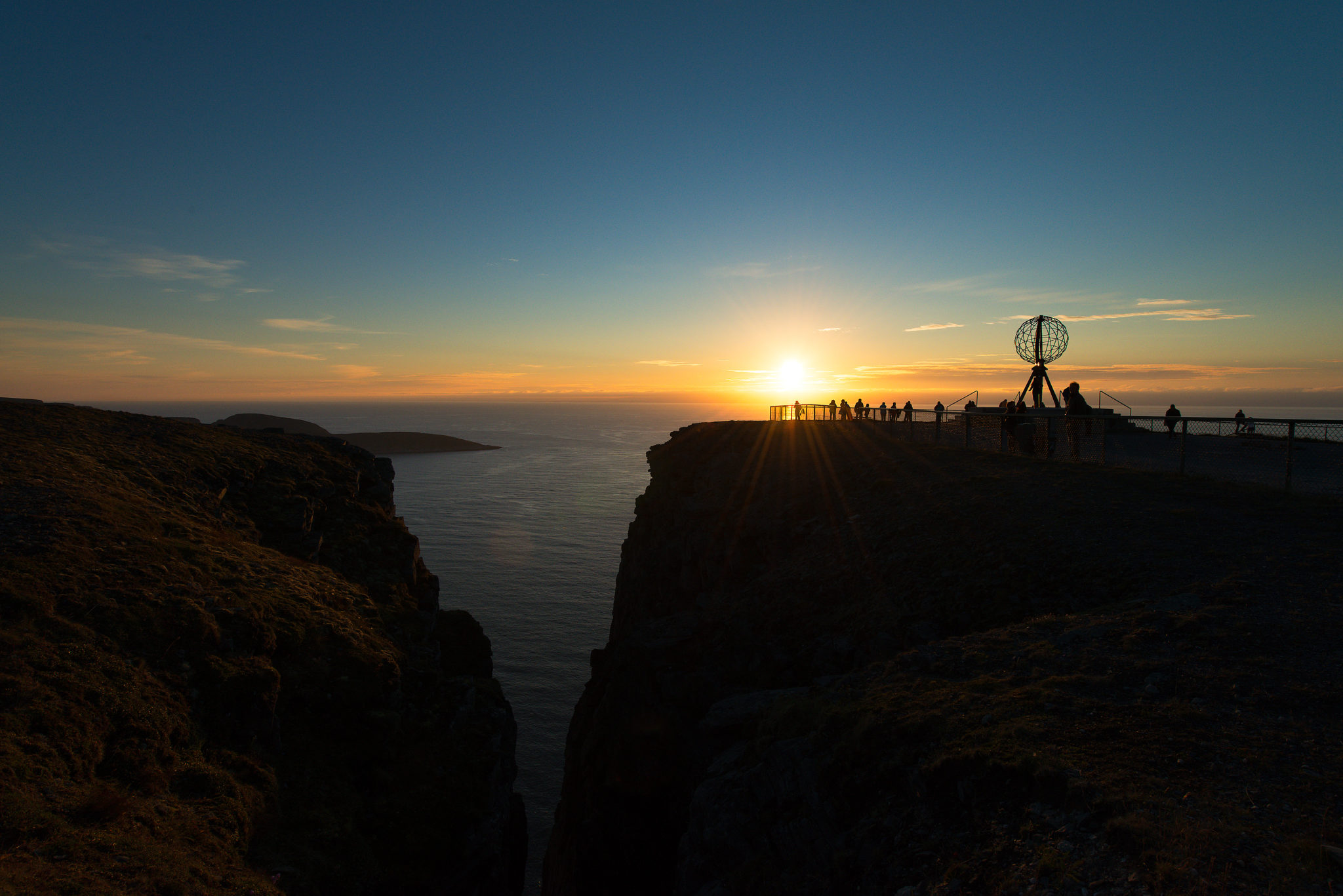 Midnattssol på Nordkapp, med Knivskjelodden ute til venstre © Bjarne Riesto