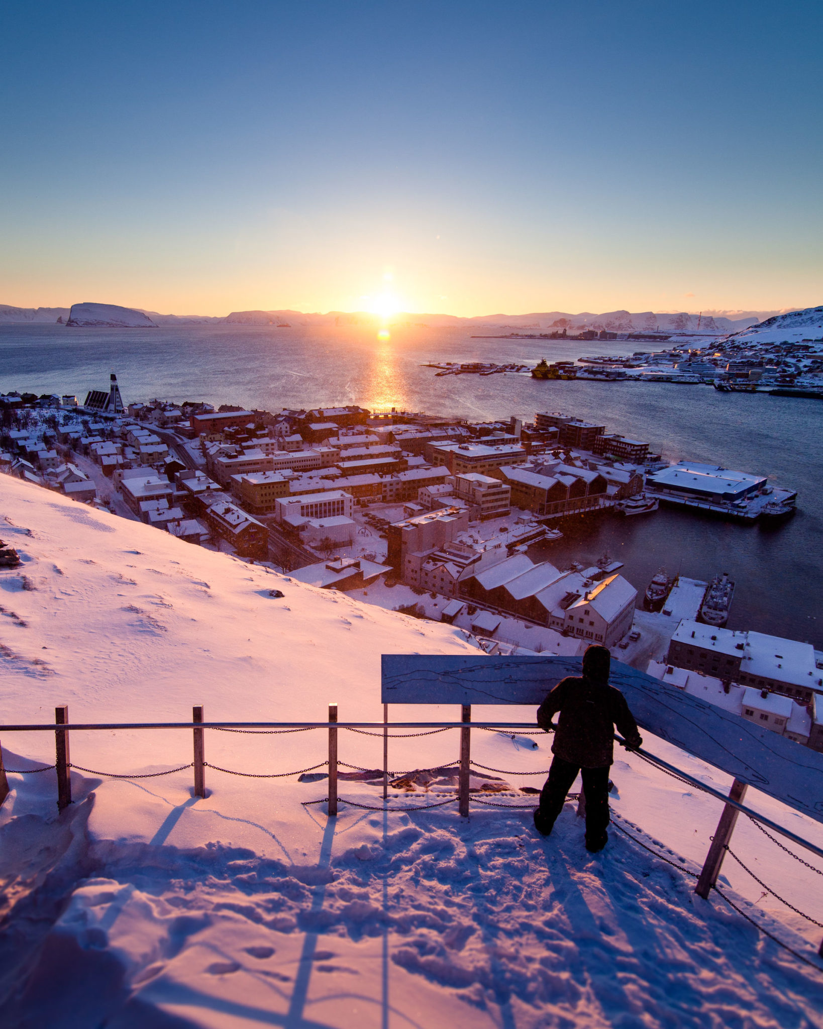 Kirken markerer seg i bybildet og det rå kystlandskapet © Ziggi Wantuch Hammerfest Turist