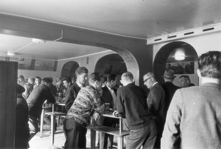 Det var få steder å få seg en øl på i Tromsø i gamledager. Men på Ølhallen var det alltids en råd © Ølhallen