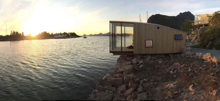 The midnight sun shining on a cabin © Anders Slemdahl