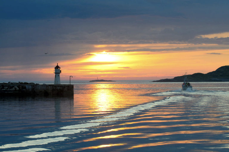 Midnattssol i havna i Vardø © Bjarne Riesto riesto.no /www.nordnorge.com