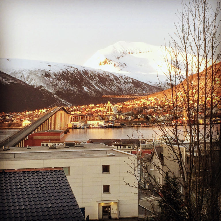 Det er slutten av mai, og midnattssola har såvidt kommet. Snøen ligger ennå nesten ned til husene © Knut Hansvold