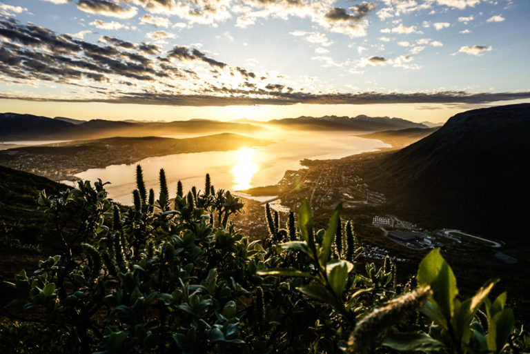 It's a quarter past 1, and the sun is heading back up again as we're heading down from the Cable Car © Knut Hansvold