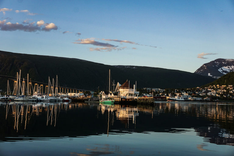 Løkta og seilbåtene i Indre Havn speiler seg i blikkstilla ved midnatt © Knut Hansvold