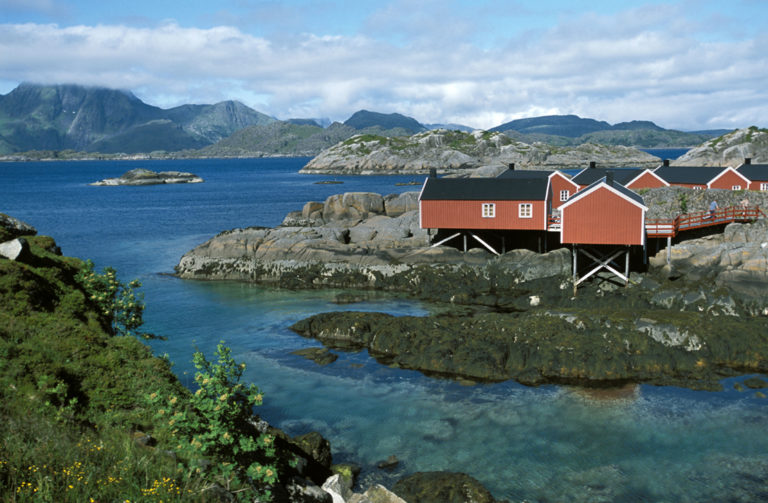 På påler helt nede i vannkanten © Terje Rakke