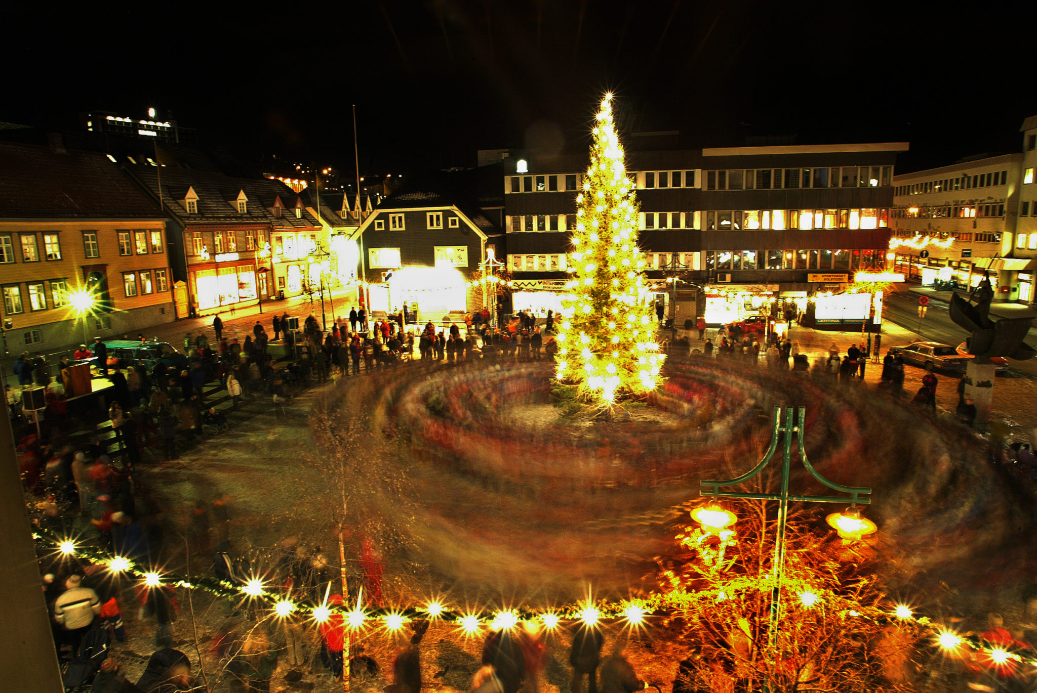 Julegrana tennes sist i november, la den stemningsfulle årstida begynne © Yngve Olsen Sæbbe