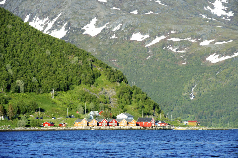 Mer moderne rorbuer ved Tromsø © Yngve Ask