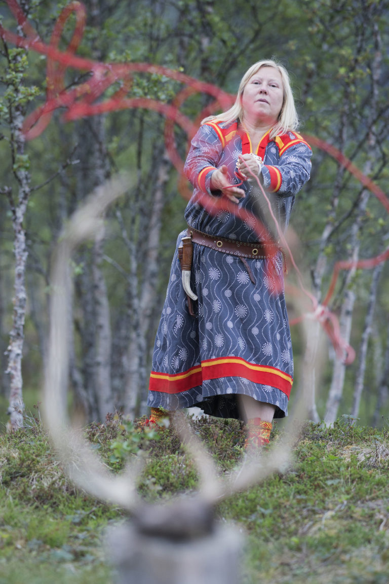 Sami lassoing © Magnus-Str-m