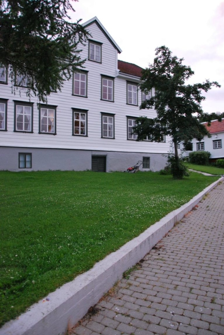 Hovedhuset og alle de små rundt © Knut Hansvold