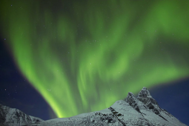 Auroras over Otertinden located close to Tamokdalen © Bård Løken/NordNorsk Reiseliv