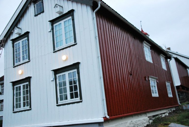Billig rødmaling på skogsida og fornemt hvitt på sjøsida © Knut Hansvold