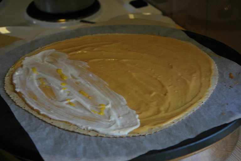 Sour cream on the flatbread © Knut Hansvold
