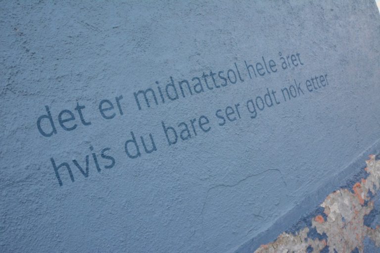Når skriften på veggen er ute i det blå. Foto: Knut Hansvold / nordnorge.dev09.dekodes.no