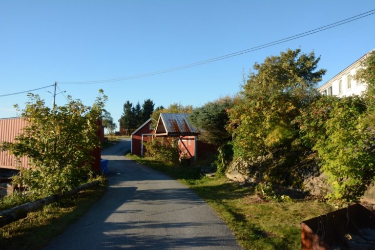 Community atmosphere on the island © Knut Hansvold