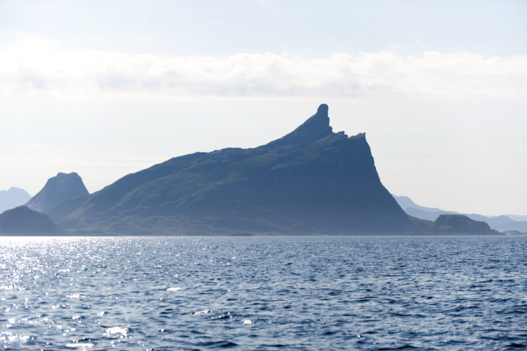 Hestmannen i Rødøy skuer sørover mot Lekamøya © Terje Rakke/Nordic Life