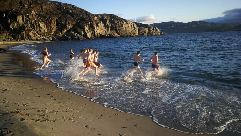 Når russelufta dirrer i Øst-Finnmark, er det godt å vite at havtemperaturen er rundt ti grader © Monika Raab/Pasvik Turist