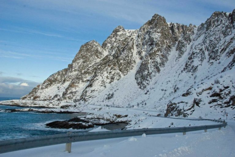 Veien slynger seg mellom hav og fjell © Knut Hansvold