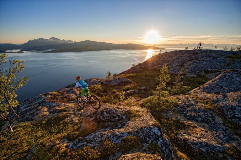 Fun midnight sun cycling at Skarbergflåget © Rune Dahl