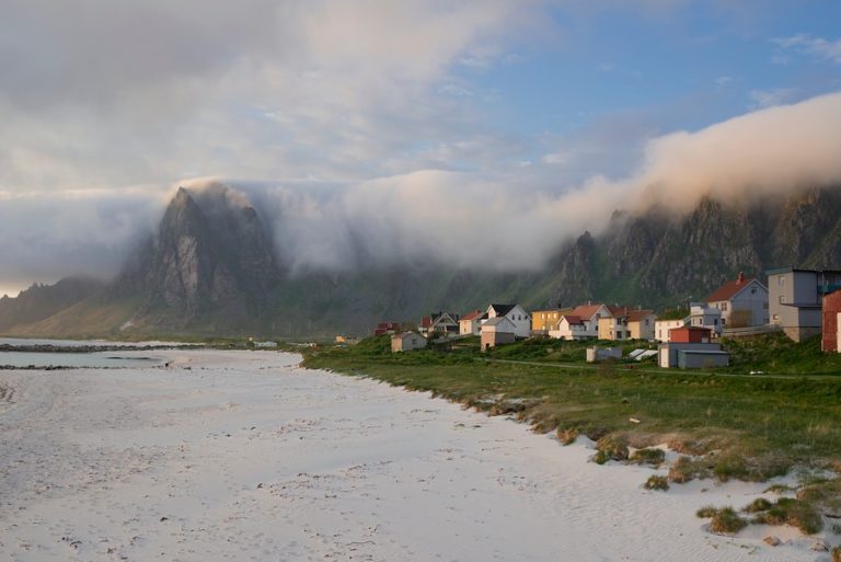 Bleik og fjellene innhyllet i tåke © Roger-Ellingsen-SV