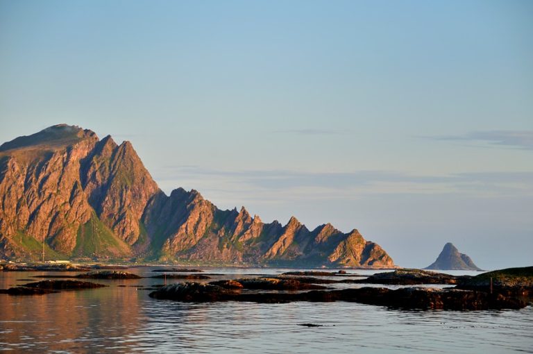 Midnattssol langs yttersida © Steinar Skaar Statens Vegvesen