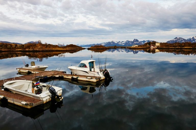 An autumn scene with the Lofoten wall in the background © Huset på Yttersiden
