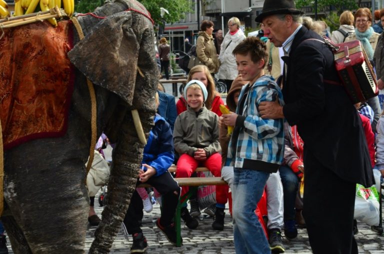 Hele byen er på beina © Roger Hennum