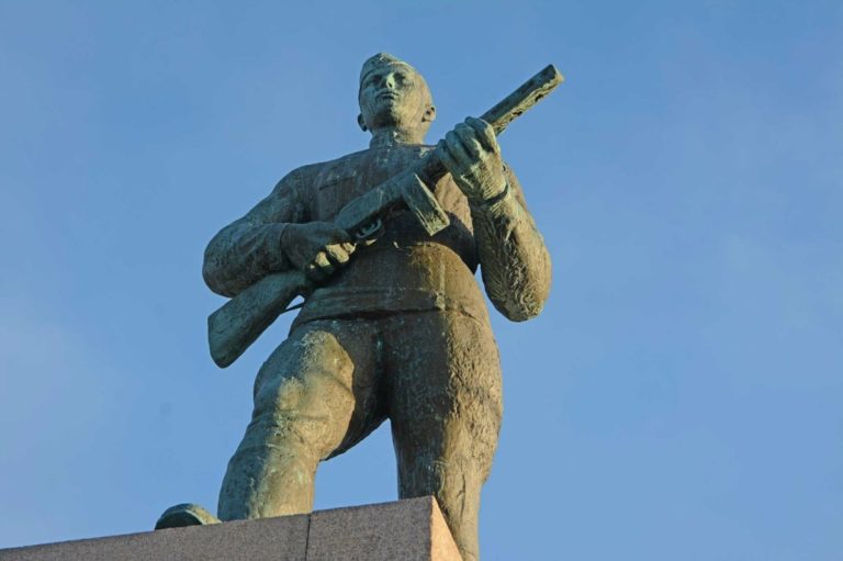 Den tapre sovjetiske soldat på sokkel i Kirkenes © Knut Hansvold
