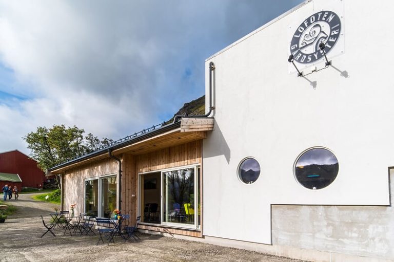 The outside of the farm café where you can sit and enjoy the sun in the summer and autumn months. Photo: Lofoten gårdsysteri