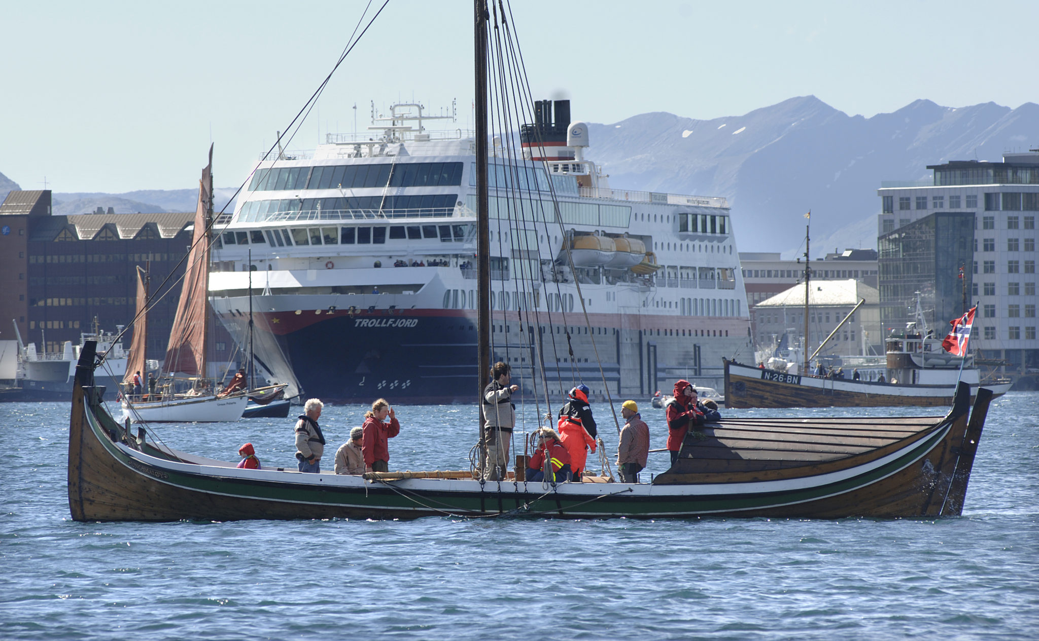 Nordlandsbåt og Hurtigruten møtes i Bodø havn. Foto: Ernst Furuhatt / nordnorge.dev09.dekodes.no