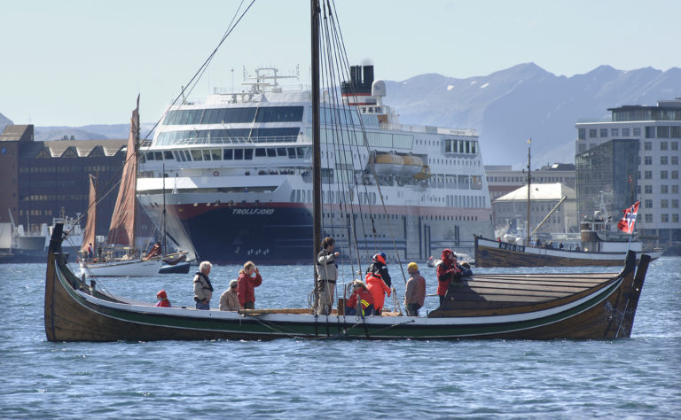 Traditional boats from Nordland and Hurtigruten meet in Bodø harbor. Photo: Ernst Furuhatt / nordnorge.dev09.dekodes.no
