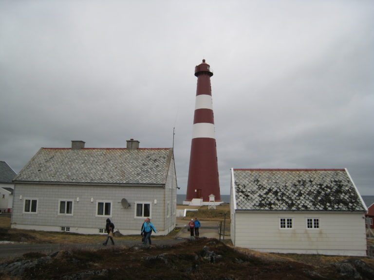 Slettnes fyr ble sprengti 1944, men ved en feil gikk bare den øvre halvparten. Dermed kunne fyret bygges opp som det var © Nina Smedseng