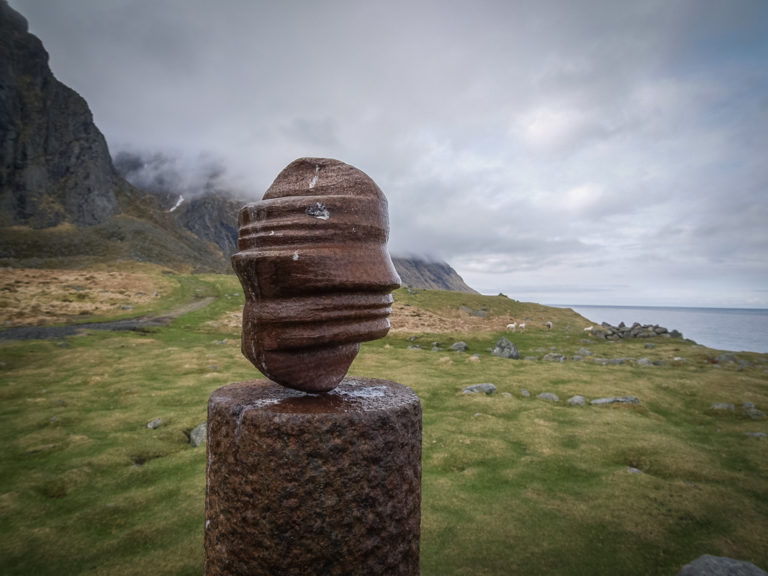 Artscape Nordland keeps surprising us. "Head" by artist Markus Raetz. Photo: Werner Harstad / Statens vegvesen