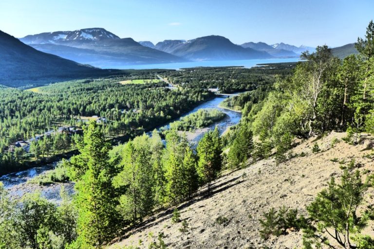 Skibotndalen on a sunny day, you wouldn't want to be anywhere else © Georg Sichelschmidt - Visit Lyngenfjord
