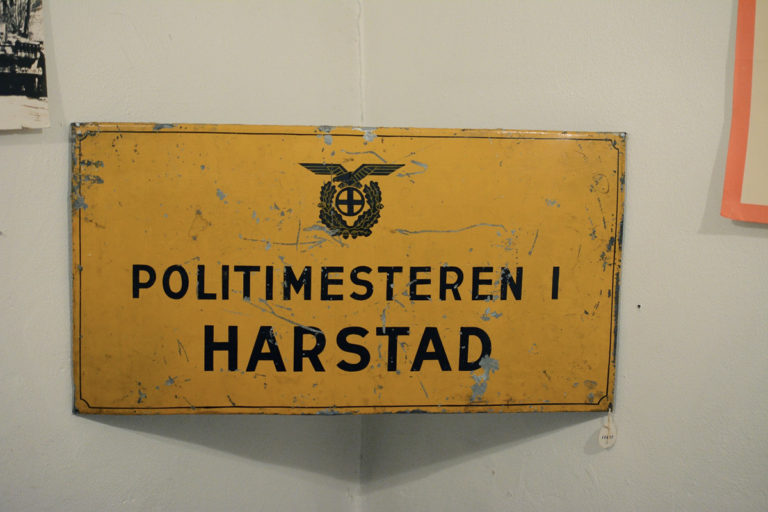 Signage with the axis symbol on top © Knut Hansvold