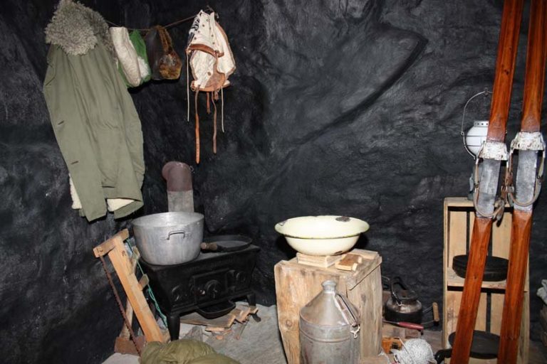 Huleboerliv. Mange stakk seg unna i huler, og trodde de skulle bli reddet nokså fort av de allierte © Gjenreisningsmuseet/Jaroslav Bogomilov