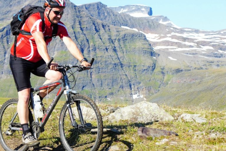 The views from the plateau are surreal © Georg Sichelschmidt - Visit Lyngenfjord