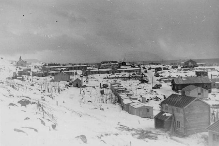 Makeshift housing after the burning © Gjenreisningsmuseet/Jaroslav Bogomilov