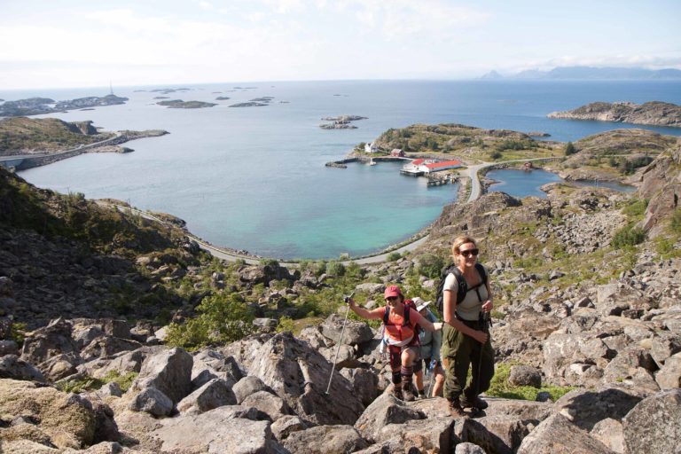 På vei opp Festvågtinden med Henningsvær til høyre i bakgrunn. Startpunktet for turen er rett nedenfor ved veien © Kristin Folsland Olsen