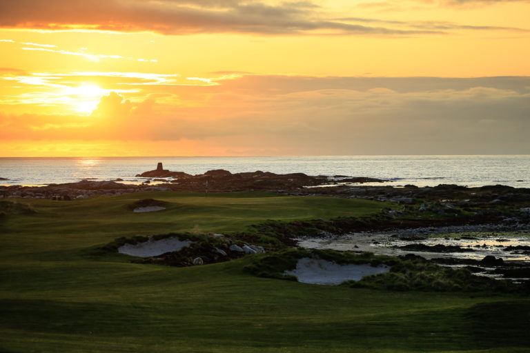 Golfbanen på Hov i midnattssol © Kevin Murray/Lofoten Links
