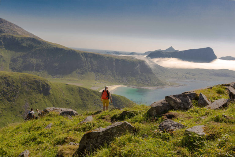 Person på vei ned Mannen i Lofoten © Mats Hoel Johannessen