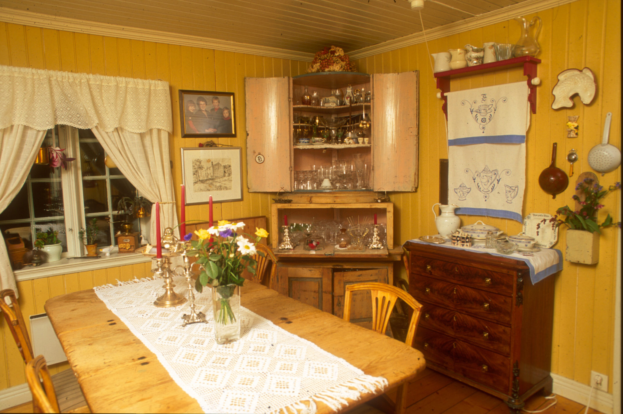 Family photo proudly placed on the wall of one of the eating rooms © Røkenes gård