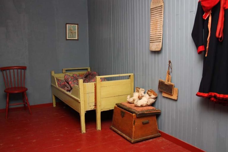 Sami kofte hanging on the wall as a reminder of the past © Gjenreisningsmuseet/Jaroslav Bogomilov