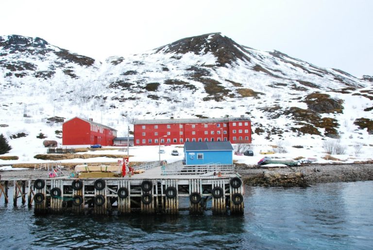 Langstrand Internat er nedlagt, men er tydelig i et slikt landskap © Knut Hansvold