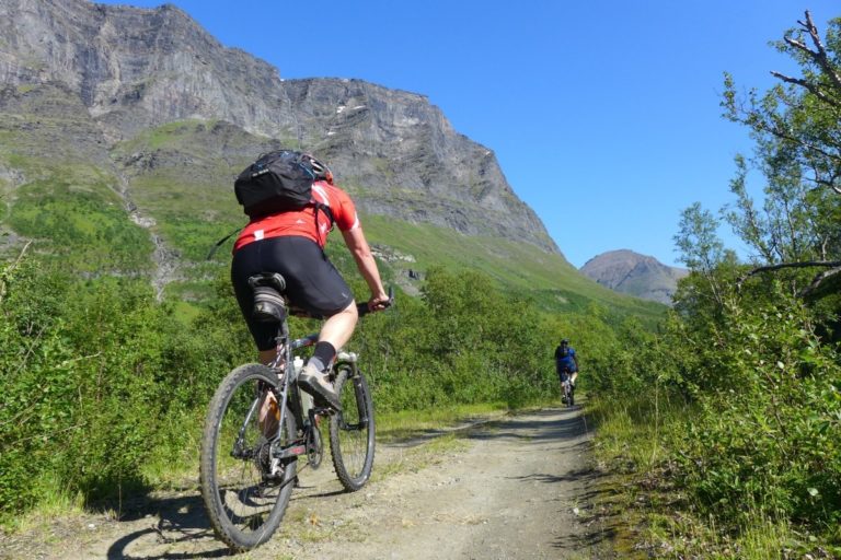 In the valley the views are just as mesmerising as on the mountain plateau © Georg Sichelschmidt - Visit Lyngenfjord