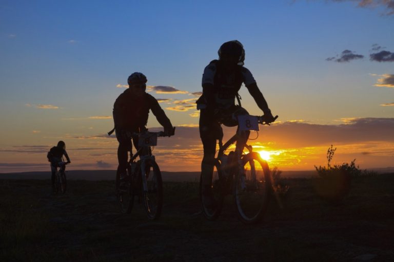 The midnight sun shines over the riders 24 hours a day © Offroad Finnmark