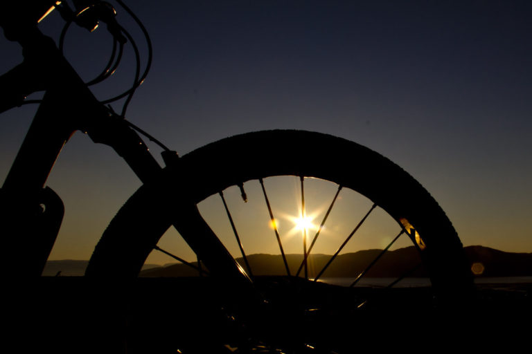 The midnight sun shining through the spokes © GLØD Explorer