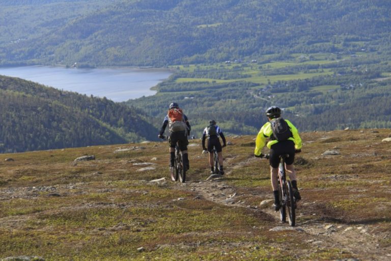Cycling across the plateau © GLØD Explorer