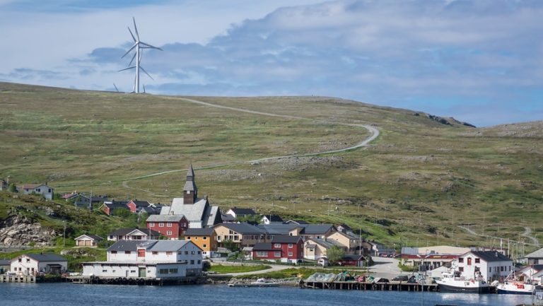 Havøysund is your classic Finnmark fishing village with church and housing densely concentrated © Jarle Wæhler / Statens vegvesen