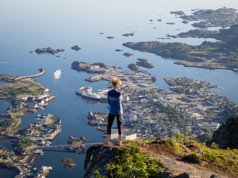 There are many popular photo motifs along the trip to Fløya and Djevelporten. Be aware of the risks of taking pictures in exposed terrain. Photo: Kristin Folsland Olsen / Destination Lofoten