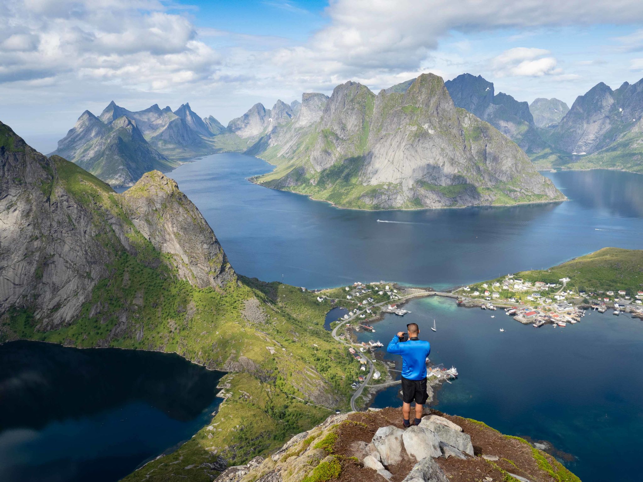 Utsikten fra toppen av Reinebringen mot Reine er enestående © Kristin Folsland Olsen